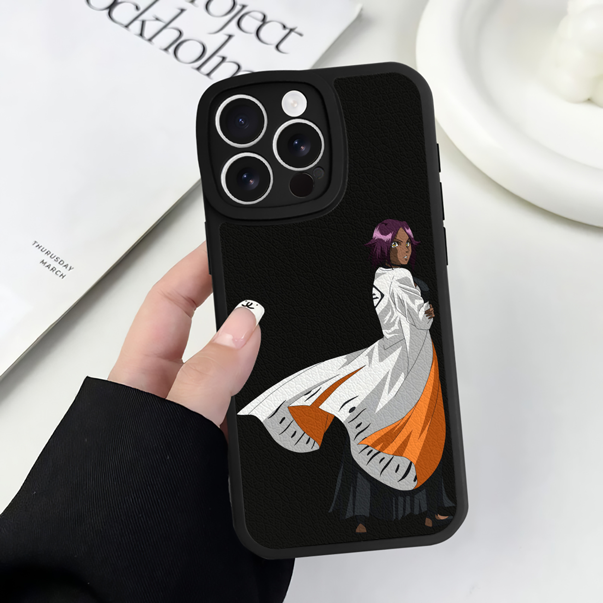 （画像用） ブリーチ 四楓院 夜一（しほういん よるいち） BLEACH Shihouin Yoruichi 【iPhone 16シリーズ対応】シリコンスマホケース（レザー調） 材質：シリコン